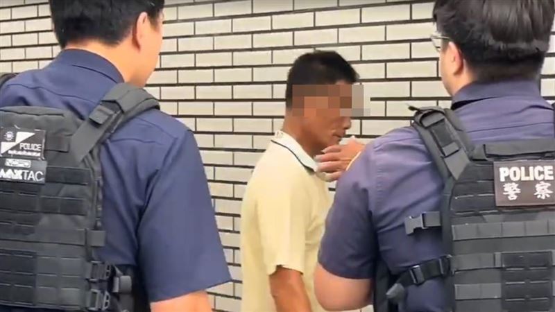 葉姓阿公抵達殯儀館，神情哀戚不發一語。（圖／翻攝畫面）