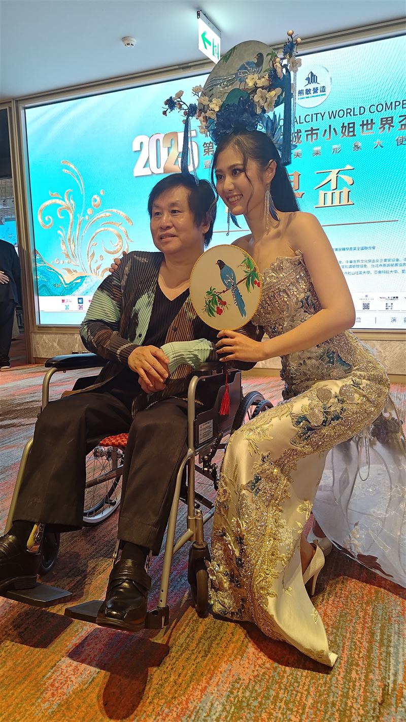 星二代鄭安琪（右）是資深歌手鄭智化的寶貝女兒（圖／記者鍾智凱攝）