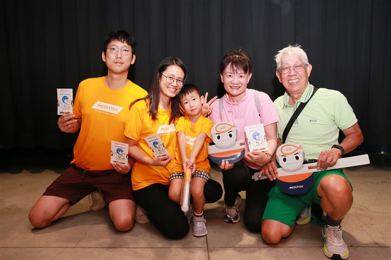 聯發家庭日活動熱鬧登場,親子同樂大合照,留下專屬於「聯發精神」的溫馨回憶。(圖/聯發科提供)