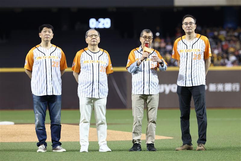 聯發科技2025年家庭日首度移師大巨蛋,董事長蔡明介(右2)與高層領軍,全場25000人嗨翻龍象大戰。(左至右:聯發科技共同營運長顧大為、聯發科技副董事長暨執行長蔡力行、聯發科技董事長蔡明介、聯發科技總經理暨營運長陳冠州。)(圖/聯發科提供)