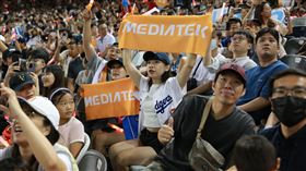 聯發科家庭日｜董事長蔡明介率萬人攻進大巨蛋　安打全壘打全成公益金（圖／聯發科提供） 