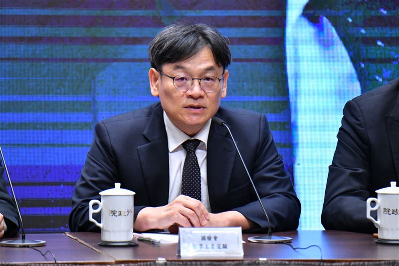 國發會主委葉俊顯認為，除AI與半導體將續保出口動能，台灣傳統產業享有最優惠待遇，將與日本、韓國等主要競爭國在美國市場站在相同起跑點，尤其對工具機、手工具等傳統製造業的接單、出口與國內就業均具正面助益，將有利於我國經濟成長動能鞏固。（圖／行政院提供）