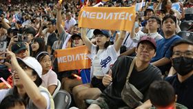 聯發科家庭日｜董事長蔡明介率萬人攻進大巨蛋　安打全壘打全成公益金（圖／聯發科提供） 