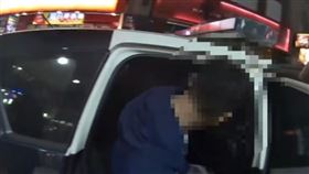 健身房內驚見偷襪怪男，警方到場後也立即將可疑男子帶返回所釐清。（圖／翻攝畫面）