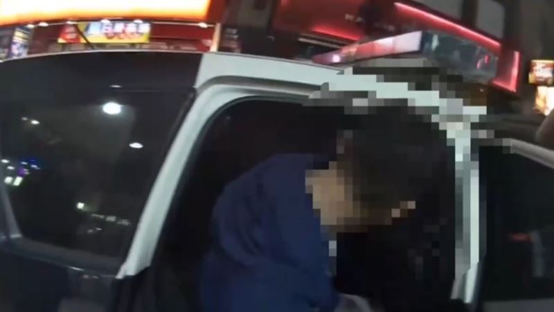 健身房內驚見偷襪怪男，警方到場後也立即將可疑男子帶返回所釐清。（圖／翻攝畫面）