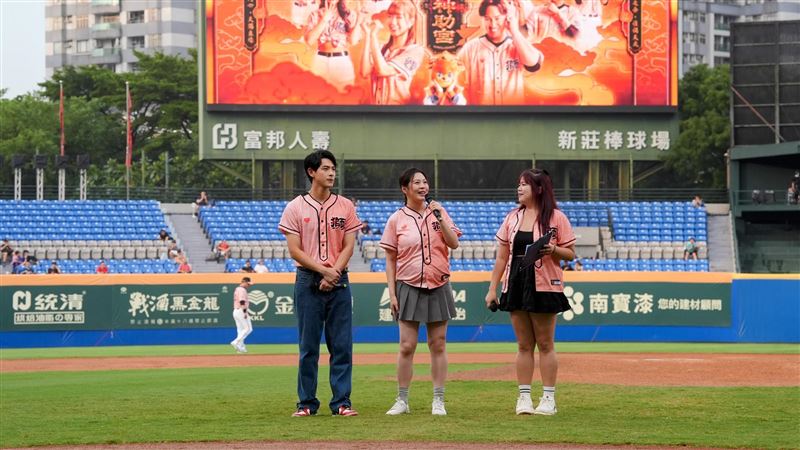 統一獅邀請新婚夫妻劉品言、連晨翔開球。（圖／統一獅提供）