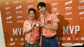 統一獅邀請新婚夫妻劉品言、連晨翔開球。（圖／記者張沛嘉攝影） 