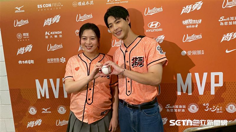 劉品言（左）、連晨翔一起開球。（圖／記者張沛嘉攝影）