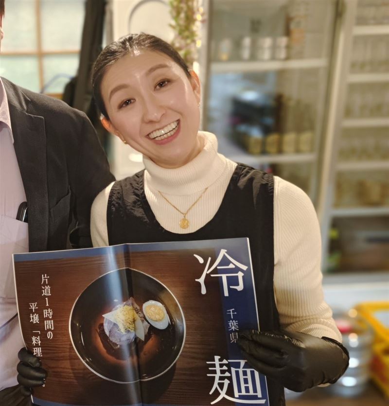 脫北者文蓮姬目前和老公定居日本開冷麵店，生意相當好。（圖／翻攝Ｘ＠ak_prc_dprk）