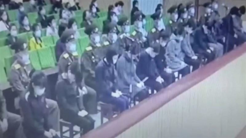 北韓至今仍維持公開處決，受刑人親友被迫最在第一排，不敢直視行刑畫面。（圖／翻攝自DailyNK）