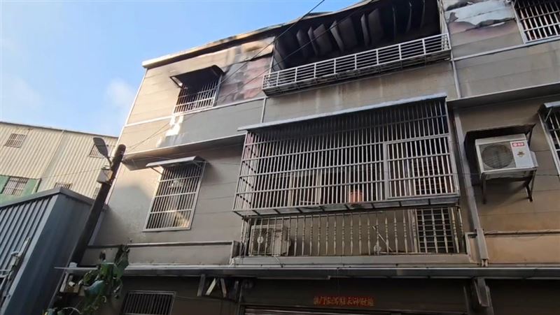 中壢火警釀悲劇 國小白絲帶飄揚獻上思念 桃園市中壢區民宅大火,帶走5條生命。(圖/翻攝畫面)