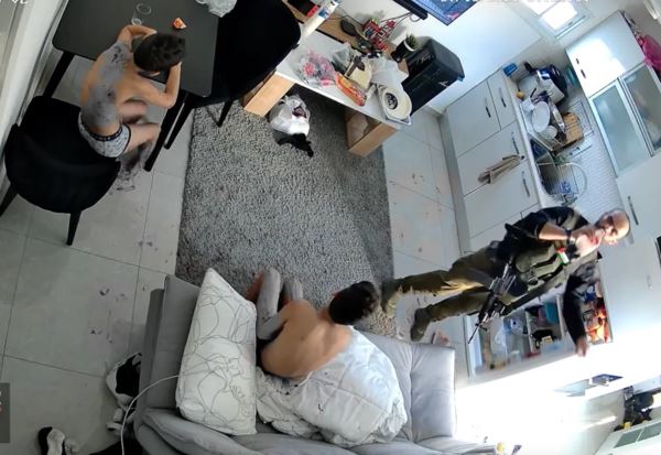 哈瑪斯成員殺完人後，若無其事走進對方家中拿冰箱裡的可樂喝。（圖／翻攝自Youtube@Diario AS，部分黑白處理）