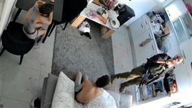 哈瑪斯成員投擲手榴彈殺害以色列平民後，闖入其住家，若無其事喝可樂。（圖／翻攝自Youtube@Diario AS，部分黑白處理）