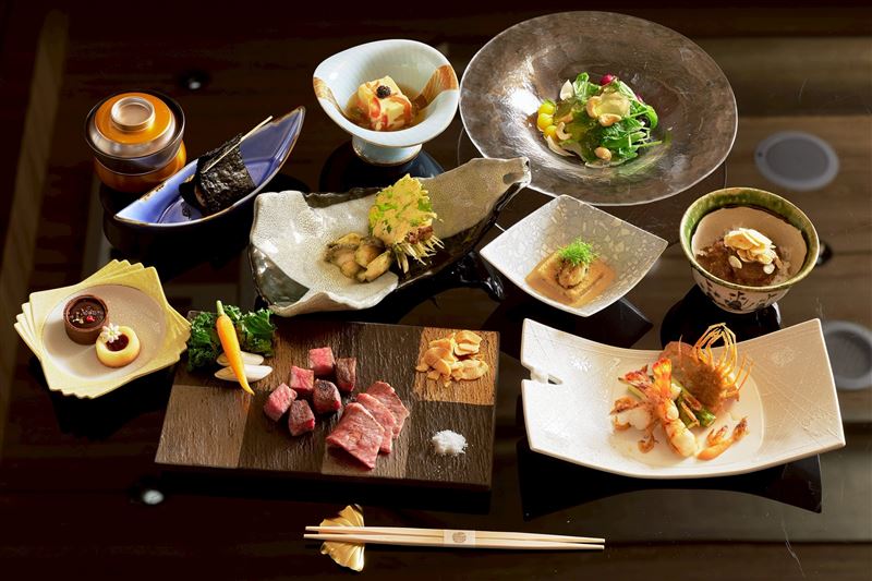 AYASE日本料理鐵板燒全新推出午餐套餐「錦秋鐵火旬響」,每位2,480元起。(圖/飯店旅宿業者提供)