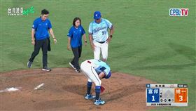 富邦悍將布坎南右腿不適傷退。（圖／翻攝自CPBLTV）