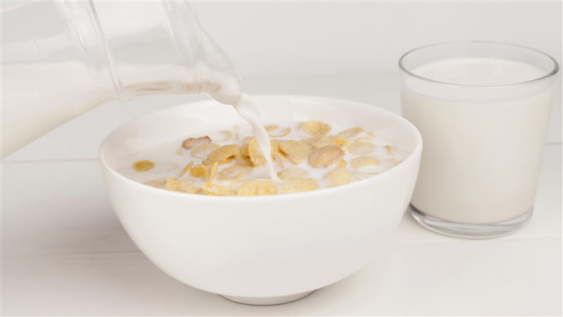 「玉米片加牛奶」看在醫生眼裡是垃圾食物。（圖／freepik）