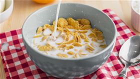 玉米片加牛奶　圖/freepik
