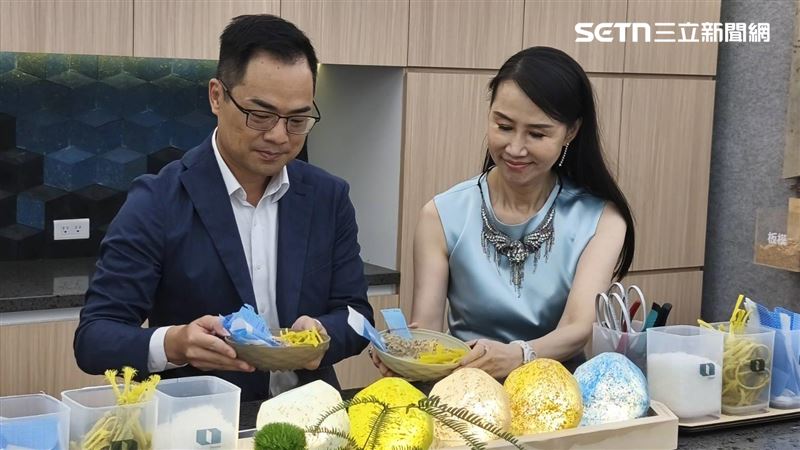 遠雄集團推動減碳計畫,集團兩總經理王耀堂(左)、張麗蓉(右)共同示範轉廢為寶。(圖/記者陳韋帆攝影)
