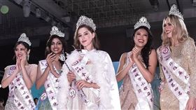 全球城市小姐世界盃前5名出爐，俄國小姐尤莉亞奪冠(圖中)，亞軍美國小姐布莉安娜(圖左四)，季軍新加坡小姐妮可(圖左二)，第四名波蘭小姐茱莉亞和第五名台灣佳麗鄭安琪(圖左一)。（圖／中華全球城市選拔協會提供）