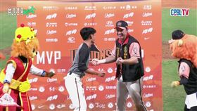 統一獅張宥謙與林安可賽後跳舞。（圖／翻攝自CPBLTV）