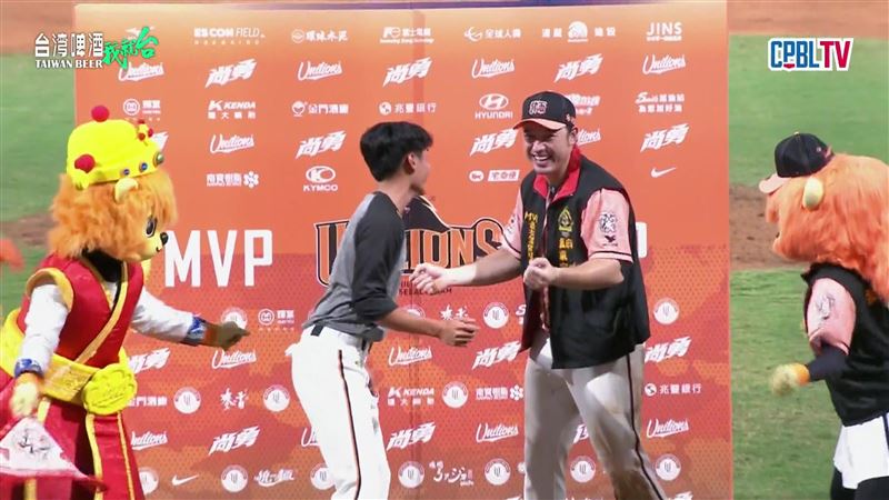 統一獅張宥謙與林安可賽後跳舞。（圖／統一獅提供）