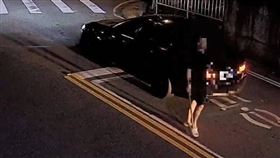 曹男疑因不滿後方車輛閃大燈，手持棍棒下車欲攔車。（圖／翻攝畫面）