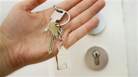 法國女房東趁惡房客外出，清空房子換鎖，反被告上法院。（示意圖／翻攝自unsplash）