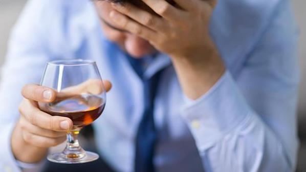 高壓酗酒釀重病　科技主管嘆：妻兒放棄我