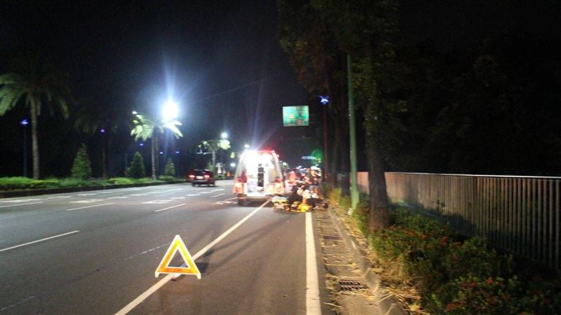 騎車撞倒路中車噴飛…起身驚旁有1命危女