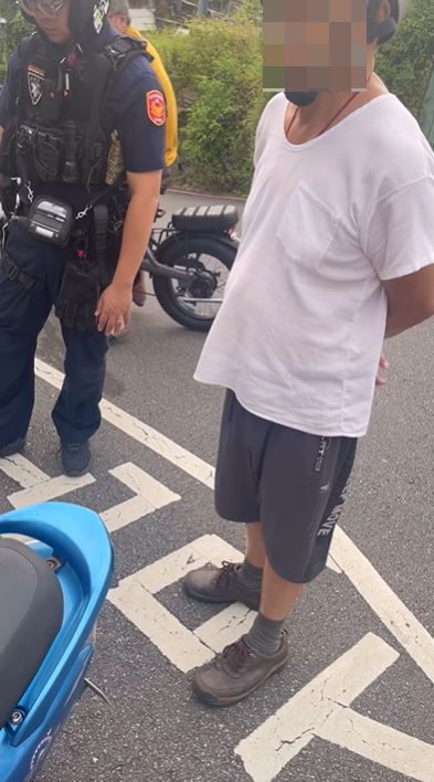 白衣老翁騎車拖行狗狗約300公尺，害狗狗慘死。（圖／翻攝自記者爆料網）