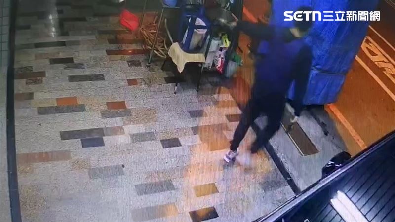 綽號「蝦米」槍手蔡秉逸持雙槍，連轟8槍殺角頭，遭判無期徒刑定讞。（圖／翻攝畫面）