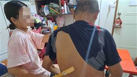 父親臥病、母親雙手變形、哥哥智能障礙，大四罕病女孩小婷拼獎學金養全家令人心疼。（圖／《愛的延續公益協會》提供） 