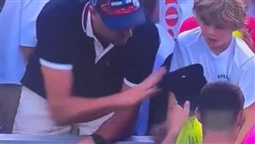 邁赫扎克（Kamil Majchrzak）要送男童的帽子，被一旁的大人搶走。（圖／翻攝自X平台 @CollinRugg）