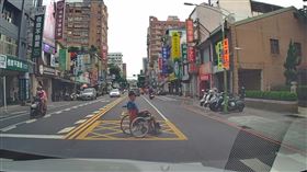 一名網友昨天（31日）下午開車行經新北事樹林區鎮前街時，驚見一名坐著輪椅的老翁「倒退嚕」過馬路，老翁左右張望、雙腳踩著路面緩滑行，不時還有車輛呼嘯而過險象環生，危險行徑全被行車紀錄器拍下。圖片描述。（圖／翻攝自Thread @kimy_go）