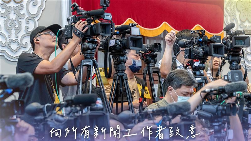 民進黨向記者致意　這兩句暗批黃國昌？