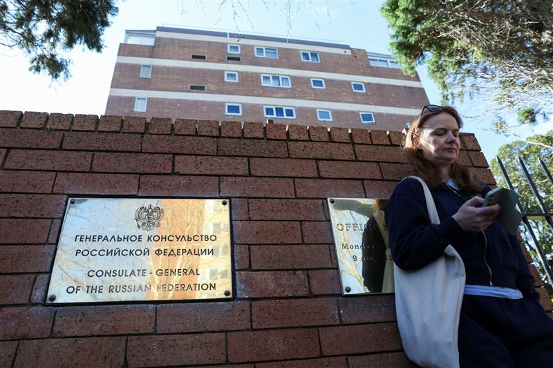 澳洲雪梨東郊今上午發生車輛衝撞事件，1輛汽車衝向俄羅斯駐雪梨領事館大門。（圖／路透社／達志影像）