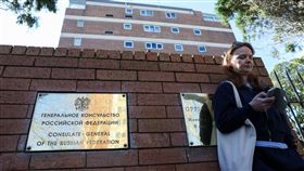 澳洲雪梨東郊今上午發生車輛衝撞事件，1輛汽車衝向俄羅斯駐雪梨領事館大門。（圖／路透社／達志影像）