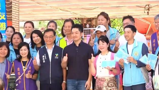 蔣萬安出席開學日活動，比讚和師長互動。（圖／翻攝畫面）