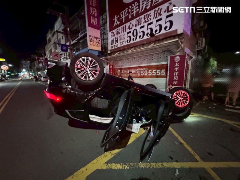 苗栗頭份市發生百萬級車禍，BMW休旅車遭Lexus轎車撞翻。（圖／翻攝畫面）