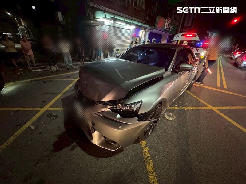 鄧男駕駛Lexus轎車猛撞BMW休旅車，釀翻車事故。（圖／翻攝畫面）