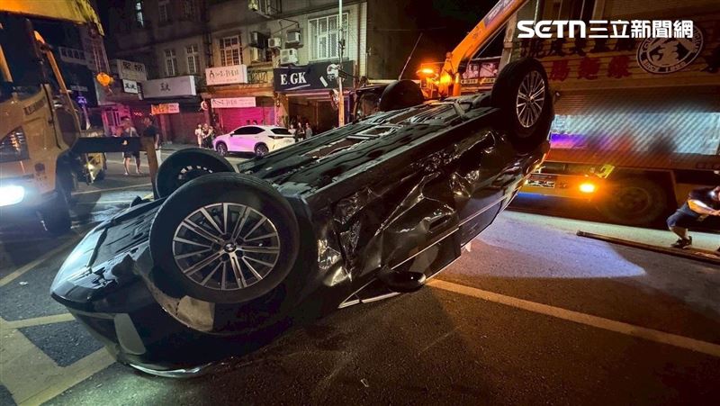 25歲男開車不看路撞翻BMW!翻滾畫面曝