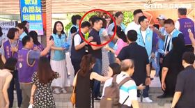 蔣萬安出席開學日活動，被問是否譴責民眾黨走讀活動並未回應。（圖／翻攝畫面）