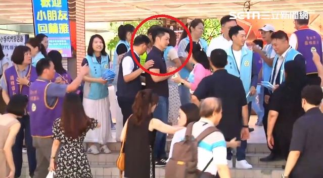 蔣萬安出席開學日活動，被問是否譴責民眾黨走讀活動並未回應。（圖／翻攝畫面）