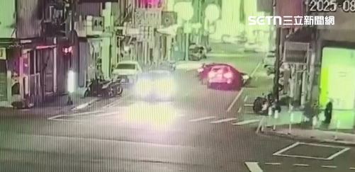 鄧男疑未注意車前狀況，攔腰撞上BMW休旅車。（圖／翻攝畫面）