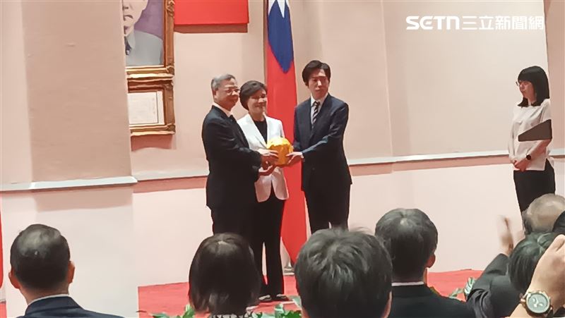 政院秘書長交接　卓揆親贈龔明鑫八字祝福