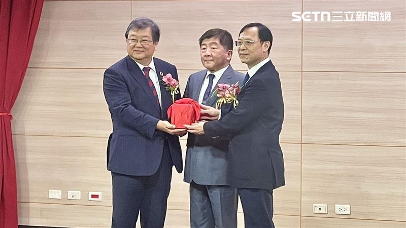 行政院政務委員陳時中(中)擔任監交人。(圖/記者蔣季容攝影)