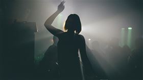 女孩，夜店，狂歡（圖／Pexels）