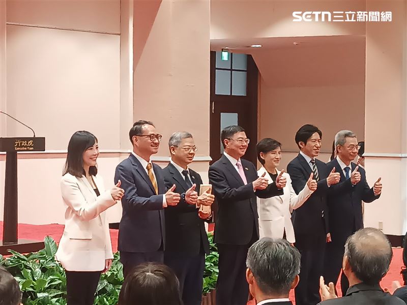 行政院今（1）日舉行卸任及新任秘書長交接典禮，由副院長鄭麗君負責監交。（圖／記者盧素梅攝影）