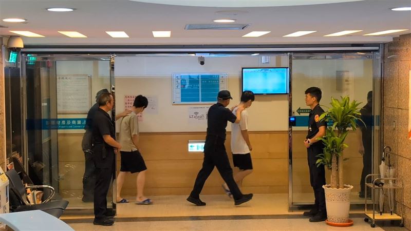 工程師吳秉駿(前)、弋一平被提解到智慧財產法院。(圖/翻攝畫面)