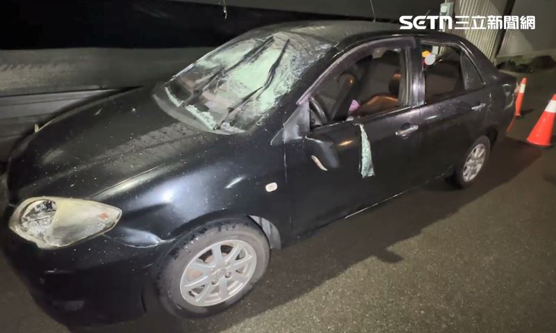 李姓男子因土地糾紛怒砸親友3車，隔日慘遭報復砸車、斷手腳。（圖／翻攝畫面）